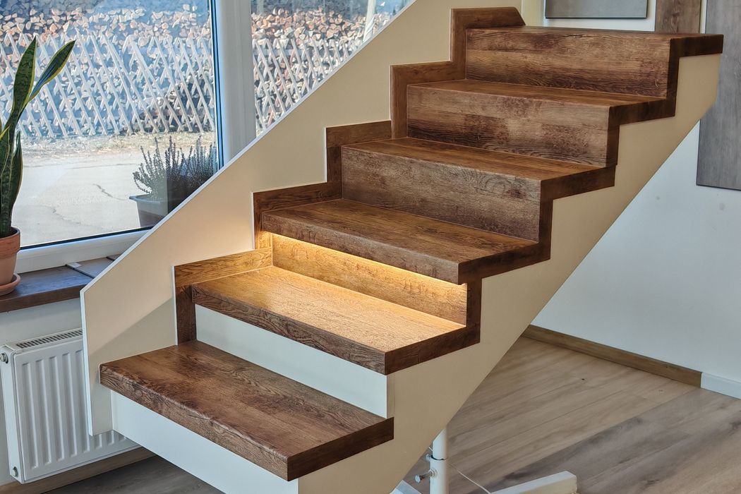 Schodové obklady z vinylu – ukážka detailov (CZ)